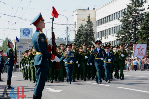 Парад перемоги в Донецьку 24 червня.