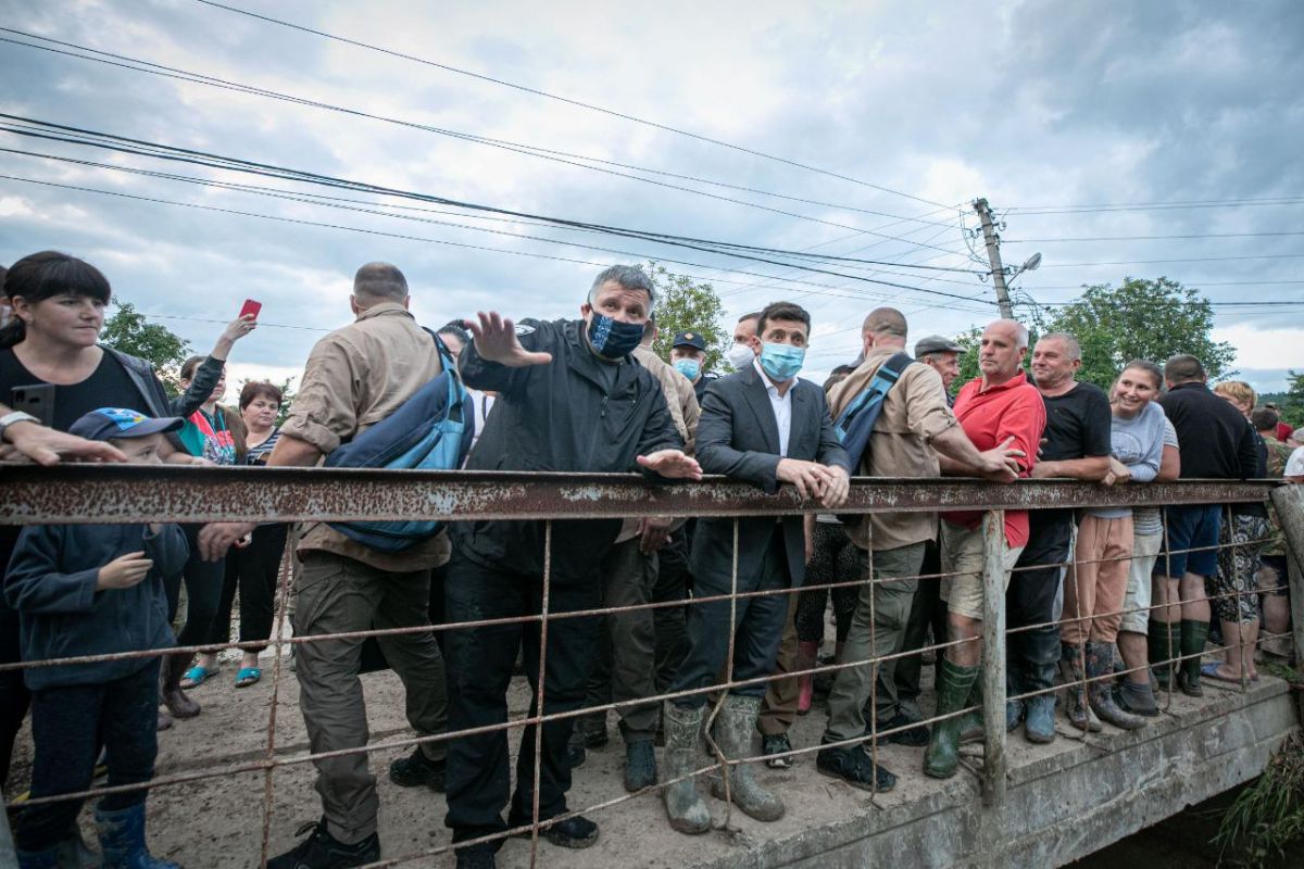 Арсен Аваков та Володимир Зеленський у Прикарпатті. Фото: Twitter/@AvakovArsen