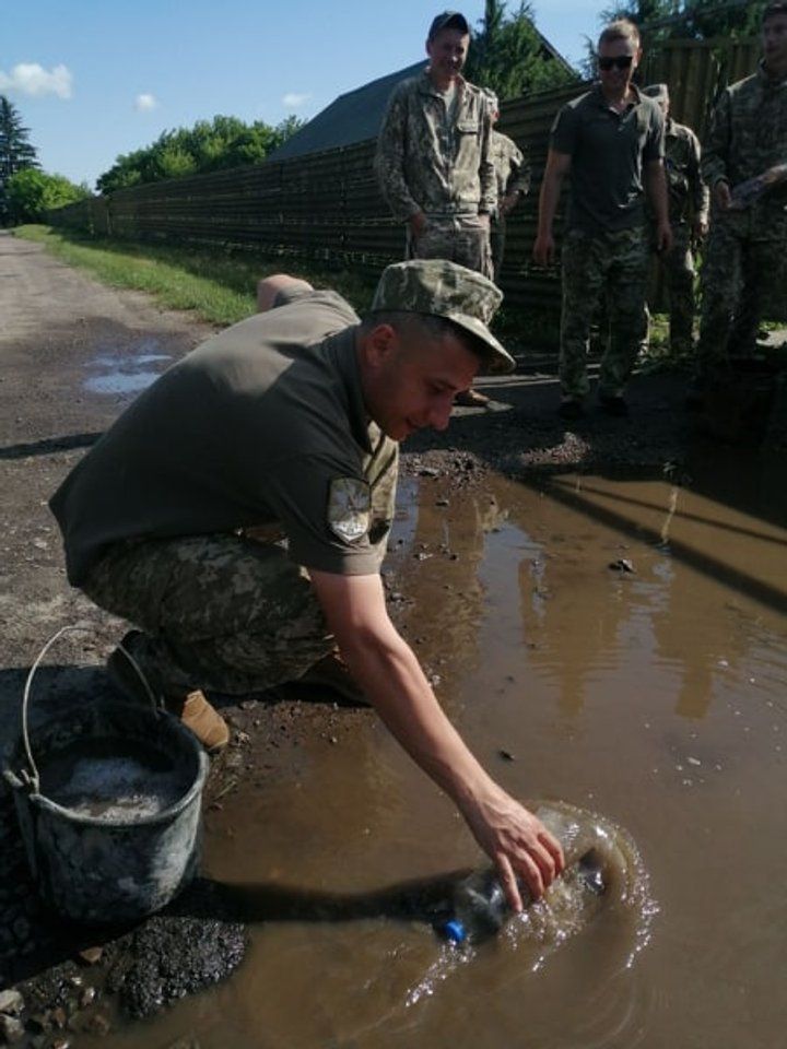 Военные выгребали воду из луж перед визитом Зеленского в Луцк. Фото: 24 канал