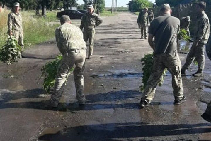 Военные перед визитом Зеленского в Луцк выгребали воду из луж. Фото: 24 канал