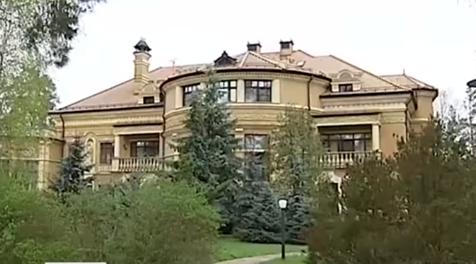 Дача - це триповерхова будівля. Скріншот: Радіо Свобода