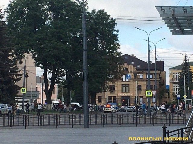 На місце події прибула поліція. З терористом ведуть переговори. Фото: volynnews