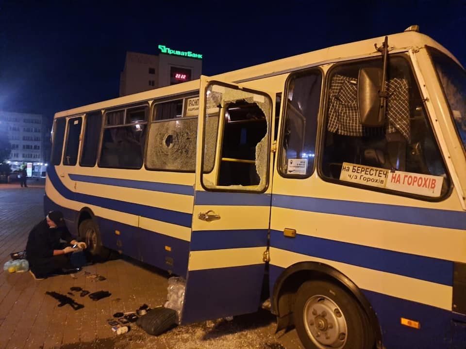 В автобусі розбите стелко. Фото: прес-служба МВС