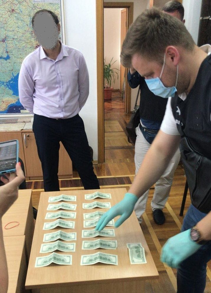 Прокуратура затримала на хабарі працівника Державного гемологічного центру. Фото: прокуратура Київської області