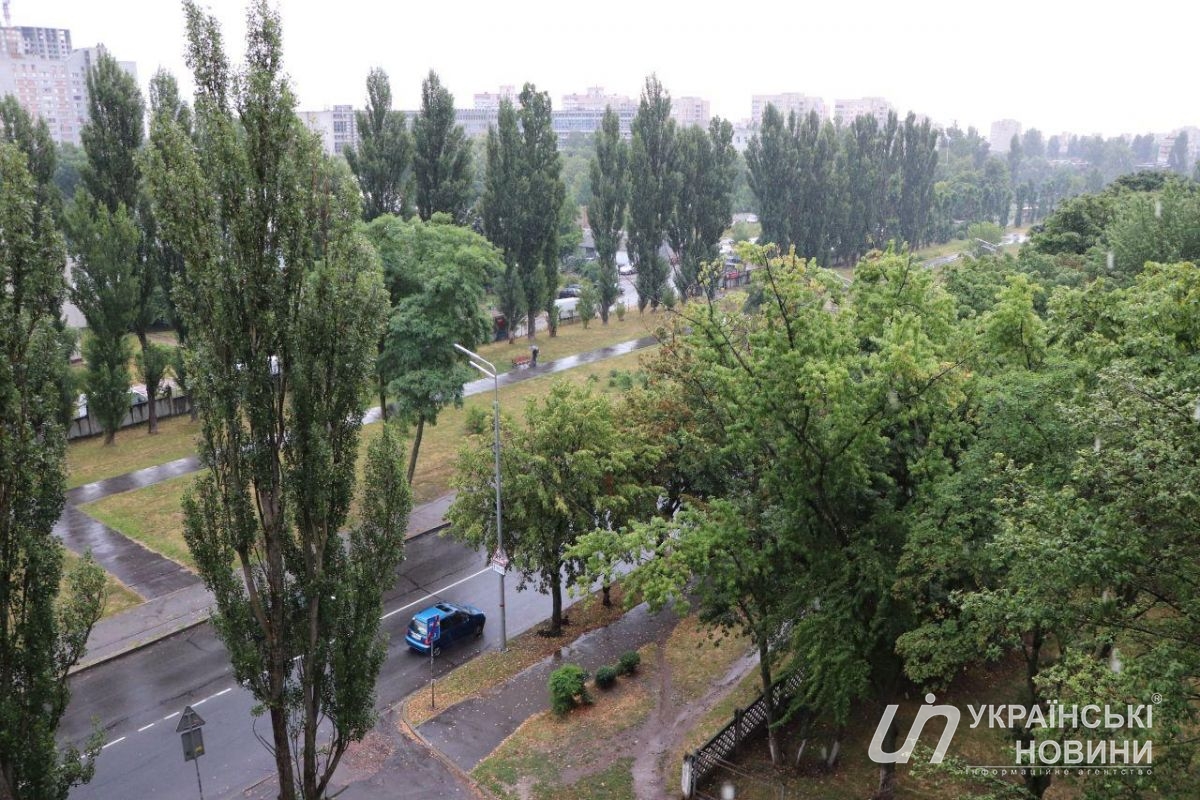 Дождь и гроза в Киеве. Фото: Валерия Назаренко