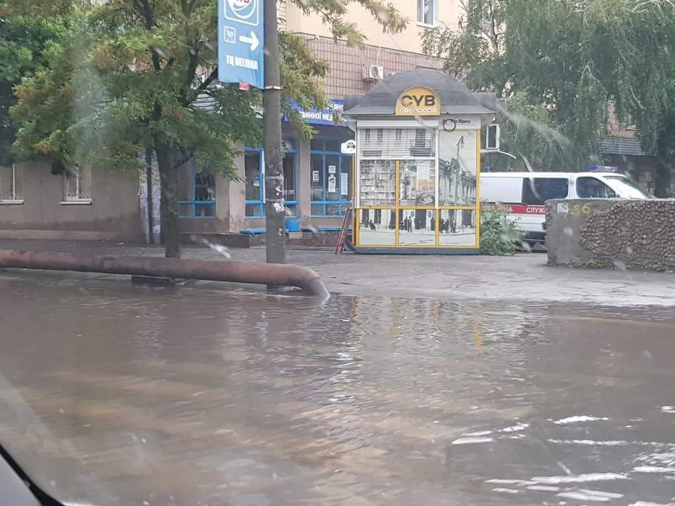 Бердянськ затопила злива. Каналізація не справляється. Фото: прес-служба Бердянської міської ради