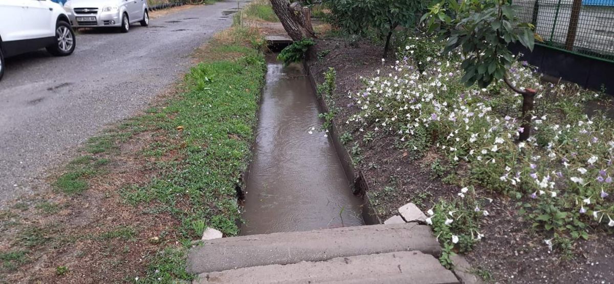 Бердянськ затопила злива. Влада міста кажуть, що вода піде поступово. Фото: прес-служба Бердянської міської ради