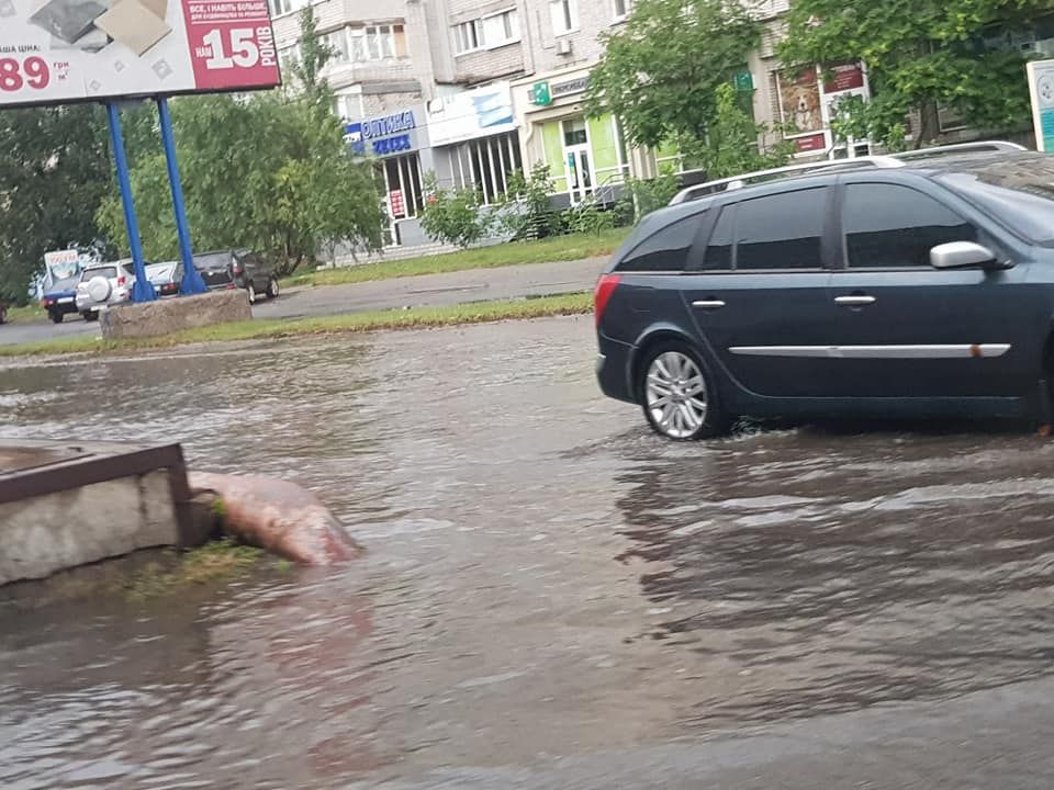 Бердянськ затопила злива. Машинам доводиться їхати в складних умовах. Фото: прес-служба Бердянської міської ради