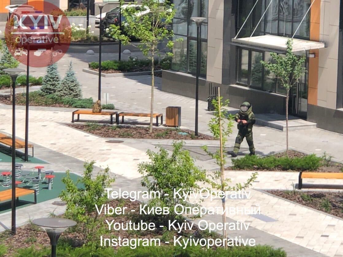 До рюкзака підходить вибухотехнік в спецкостюме. Фото: Київ Оперативний