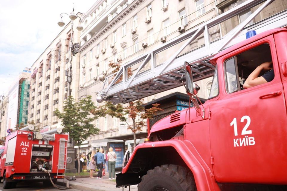 Пожар утром на Крещатике. Фото: ГосЧС Киева