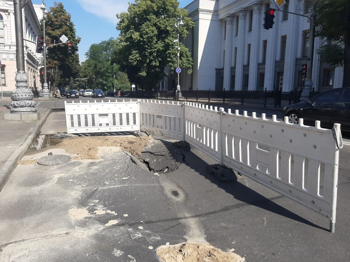 Яму у Рады огородили заборчиком. Фото: пресс-служба  
