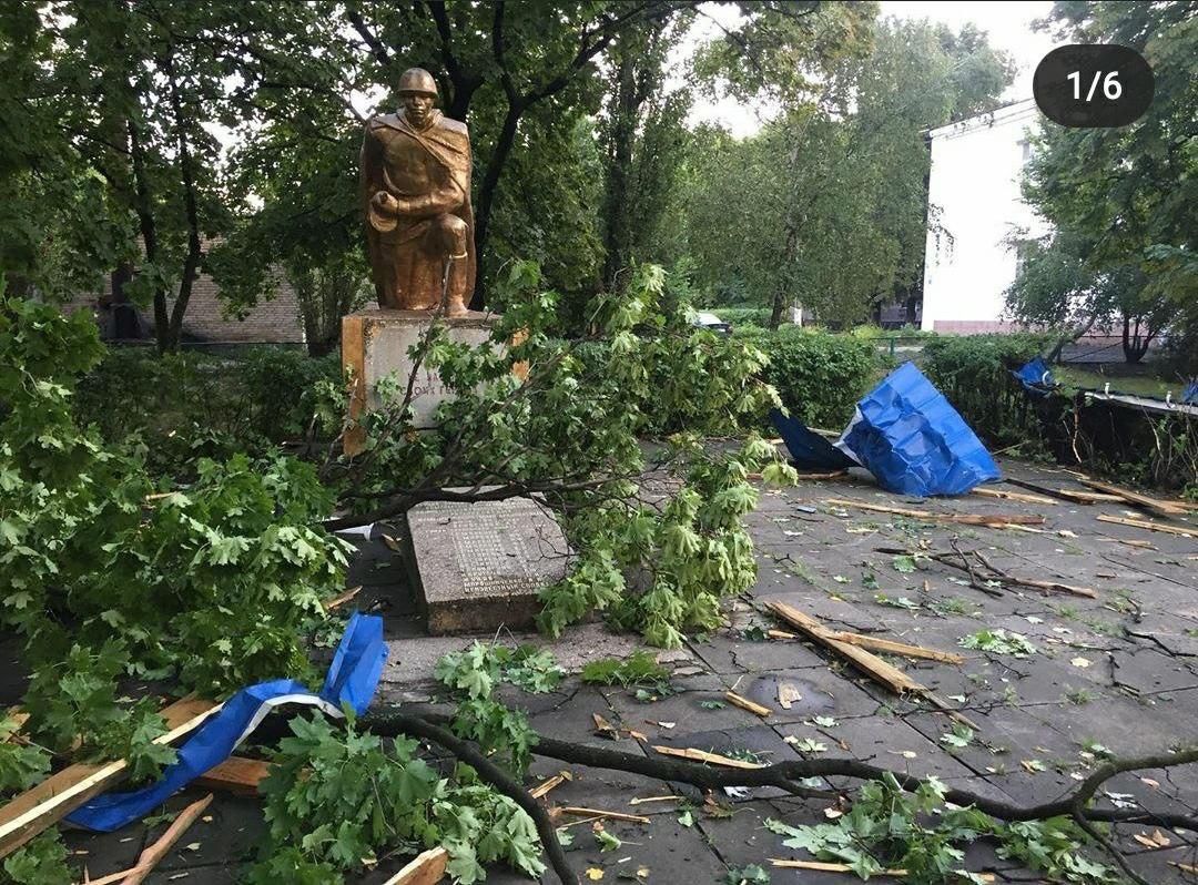Поврежден памятник. Непогода в Донецкой области. Фото: Telegram-канал 