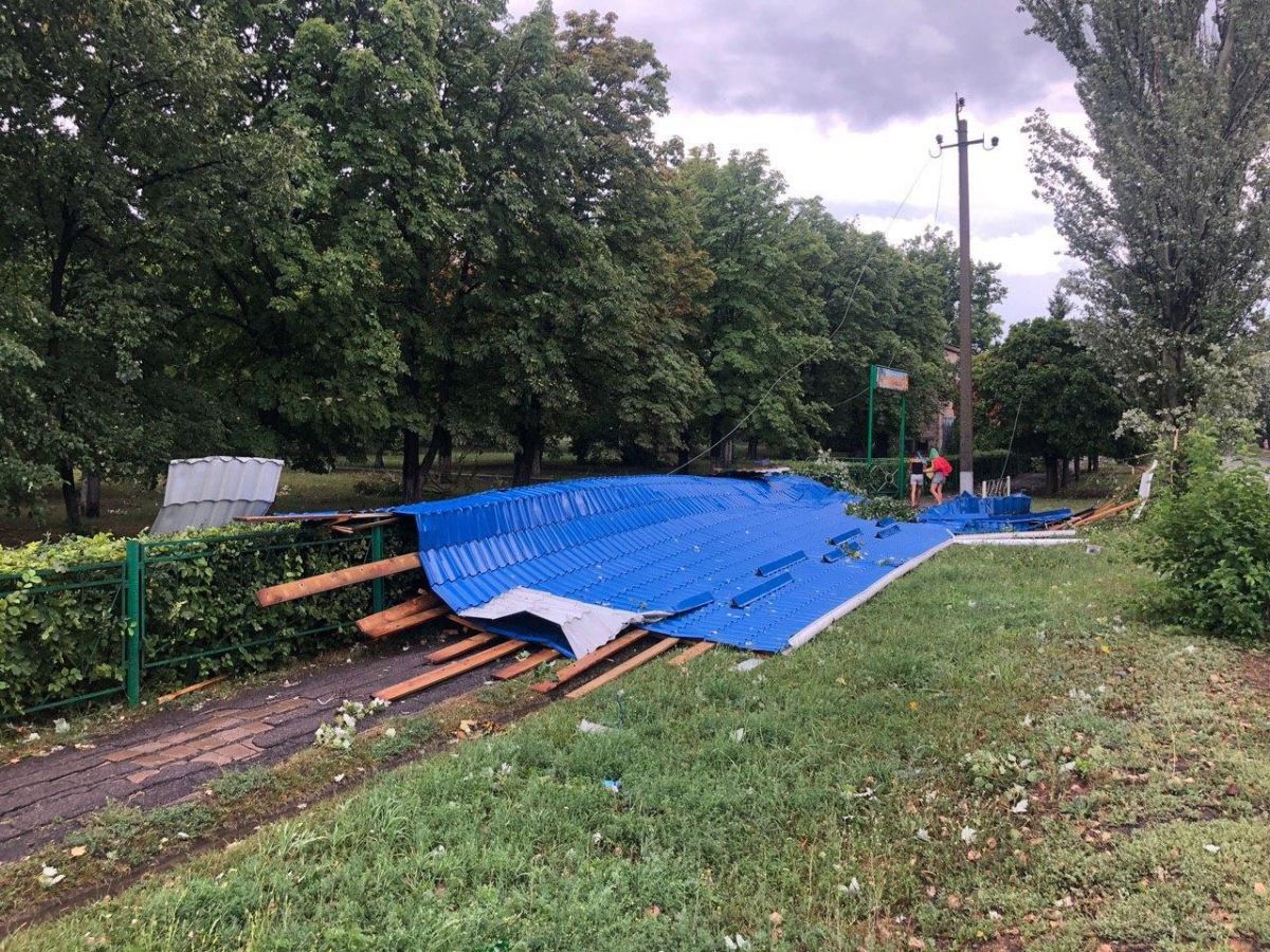 У здания снесло крышу. Непогода в Донецкой области. Фото: Telegram-канал 