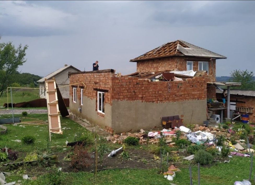 Повреждения домов. Фото: facebook.com/dmitriy.balinof.1