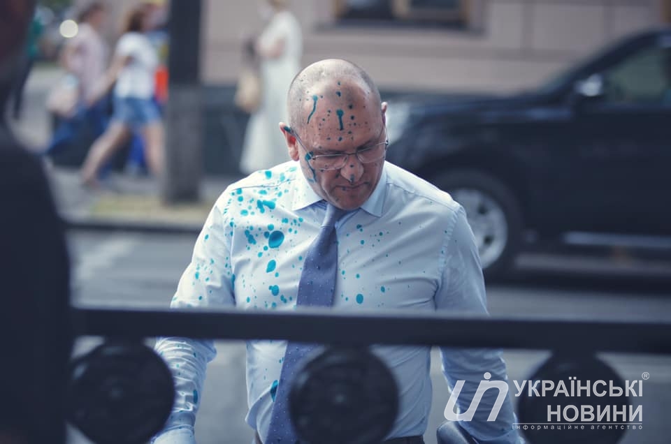 Под Верховной Радой неизвестные облили зеленкой трех депутатов. Фото: Андрей Якобчук