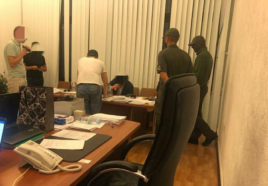 В Харьковской ОГА директор одного из департаментов задержан при получении взятки. Фото: Facebook/ НАБУ