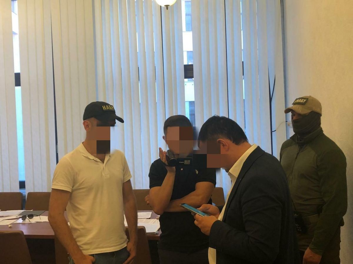 Директор одного из департаментов Харьковской ОГА получил взятку. 