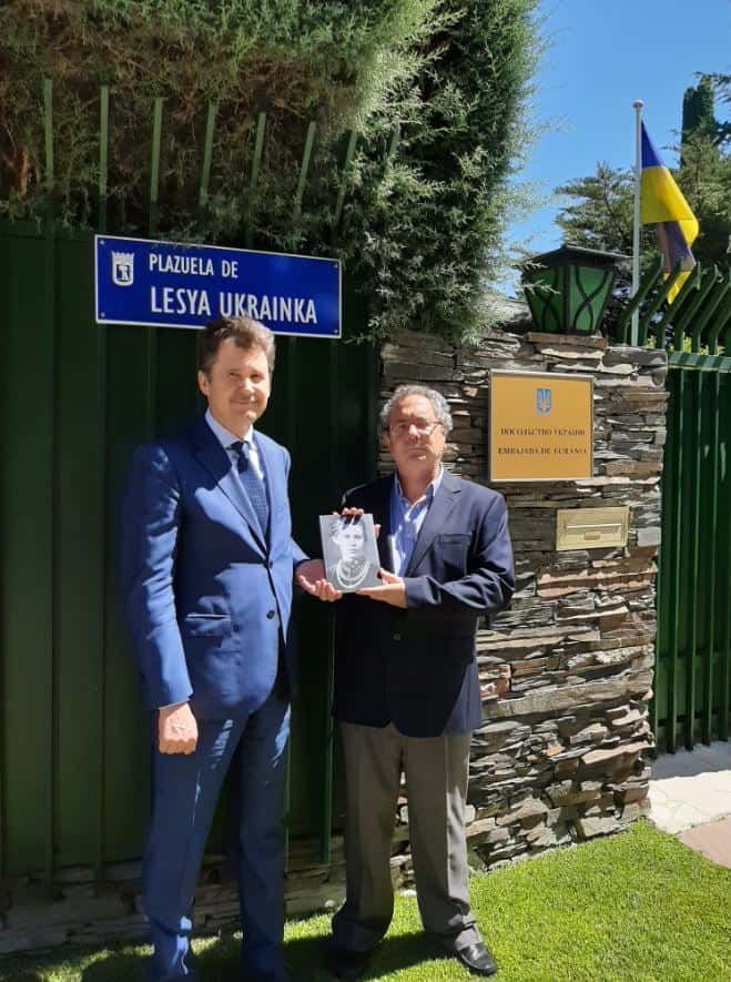 Посол Анатолий Щерба с писателем Хосе Андресом Альваро Окарисом