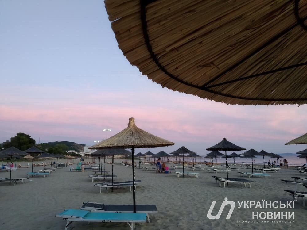 Широко расставленные друг от друга лежаки делают лишь видимость заполненных пляжей