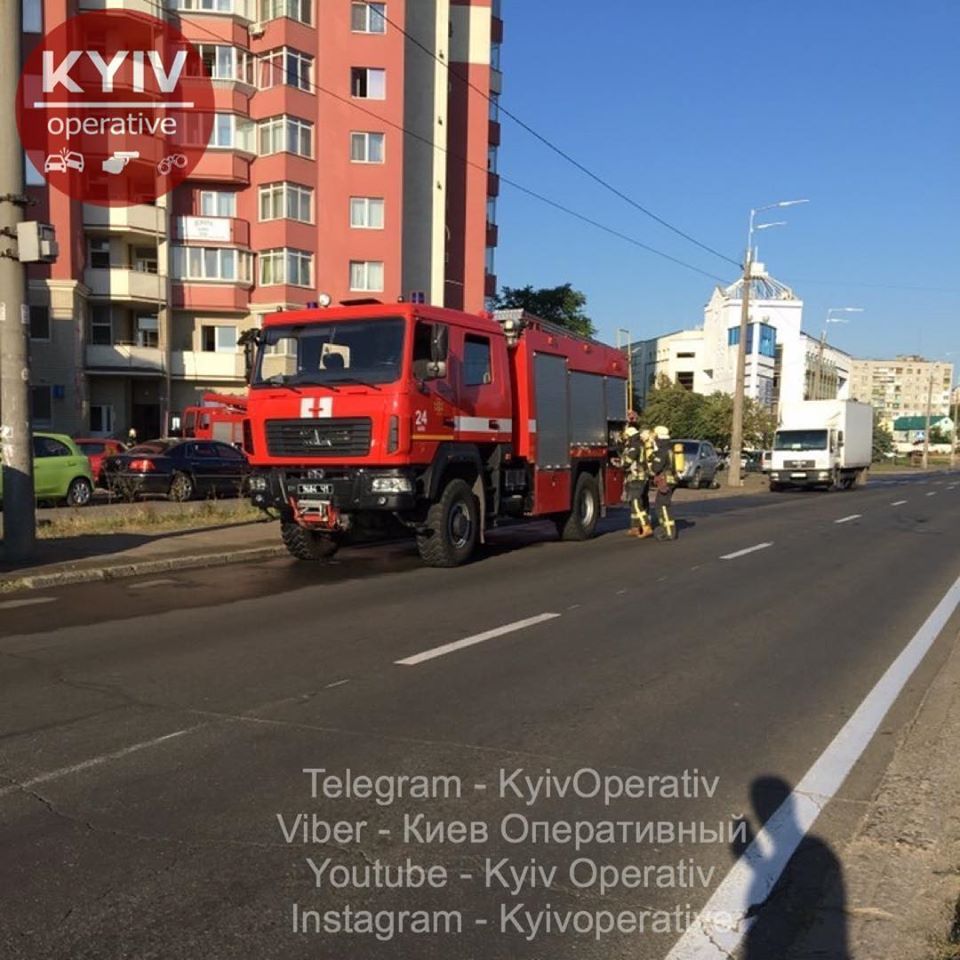 Пожар на улице Бориспольская. Приехала пожарная машина. Фото: Киев Оперативный