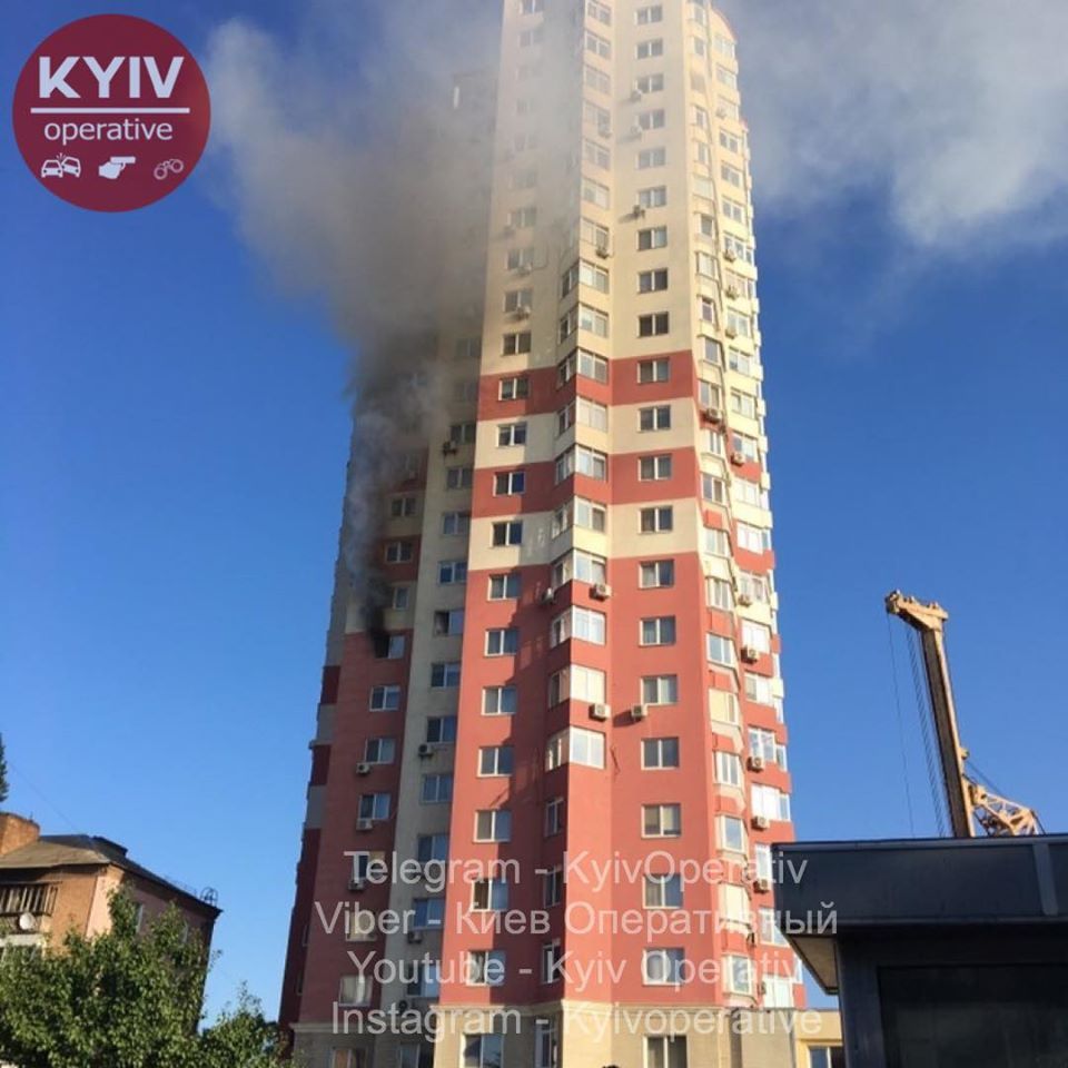 Пожар на улице Бориспольская. Из окна идет дым. Фото: Киев Оперативный