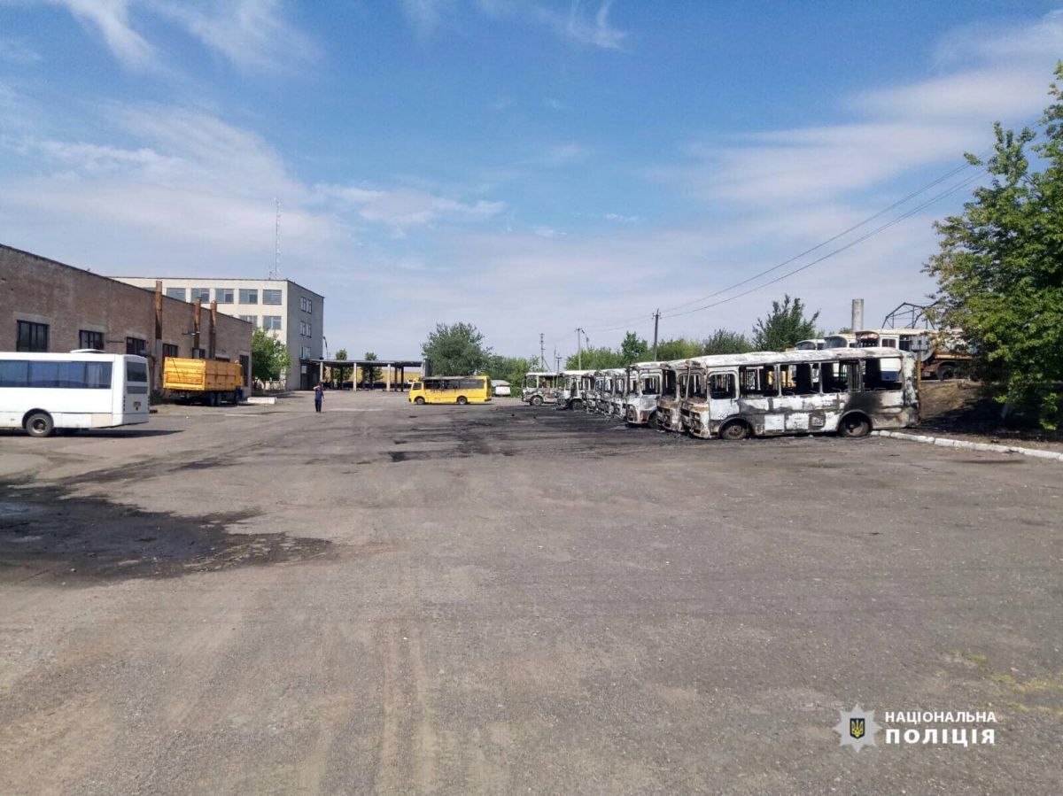 Згоріли автобуси в Золотоноші.  Фото: національна поліція