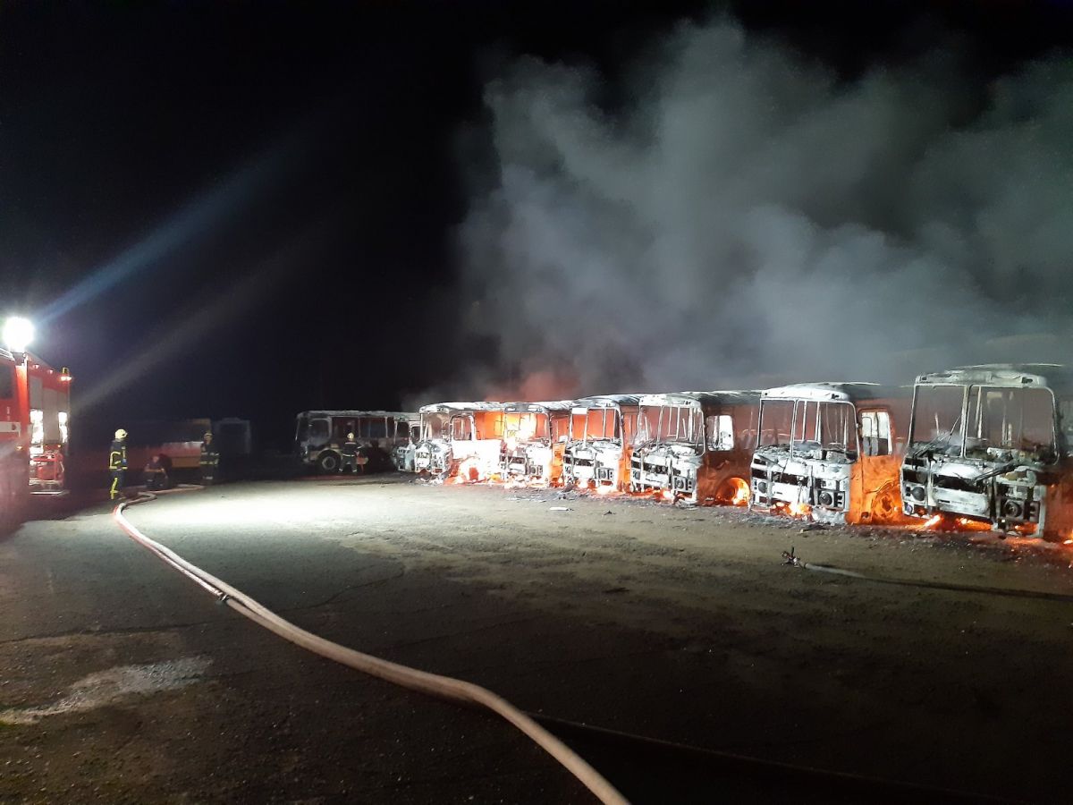 Згоріли 12 автобусів.  Фото: національна поліція