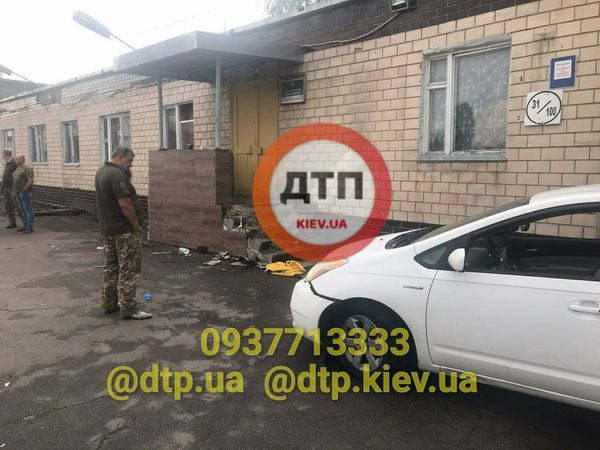 Пьяный водитель сбил на автомобиле 3 курсанток в Киеве. Фото: 
