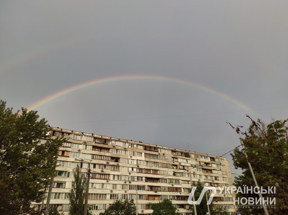 В небе видно двойную радугу