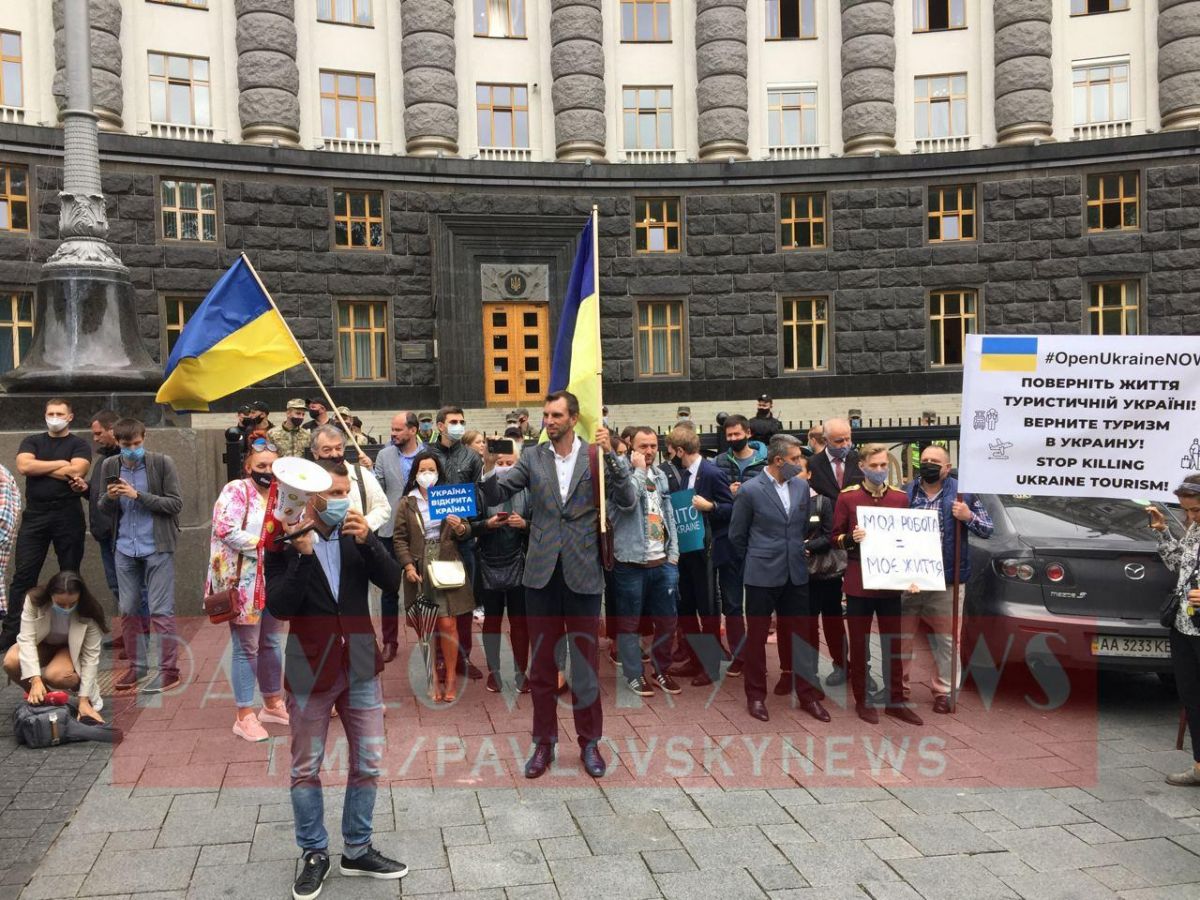 Протест под Кабмиом против закрытия границ для иностранцев. Фото: Telegram/PavlovskyNews