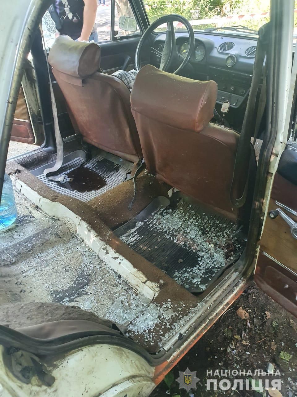 Взрыв гранаты в мащине. Фото: пресс-служба полиции Днепропетровской области