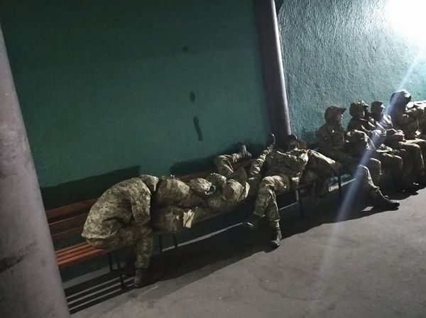 Військовослужбовці ЗСУ сплять на автовокзалі.  Фото: provce.ck.ua