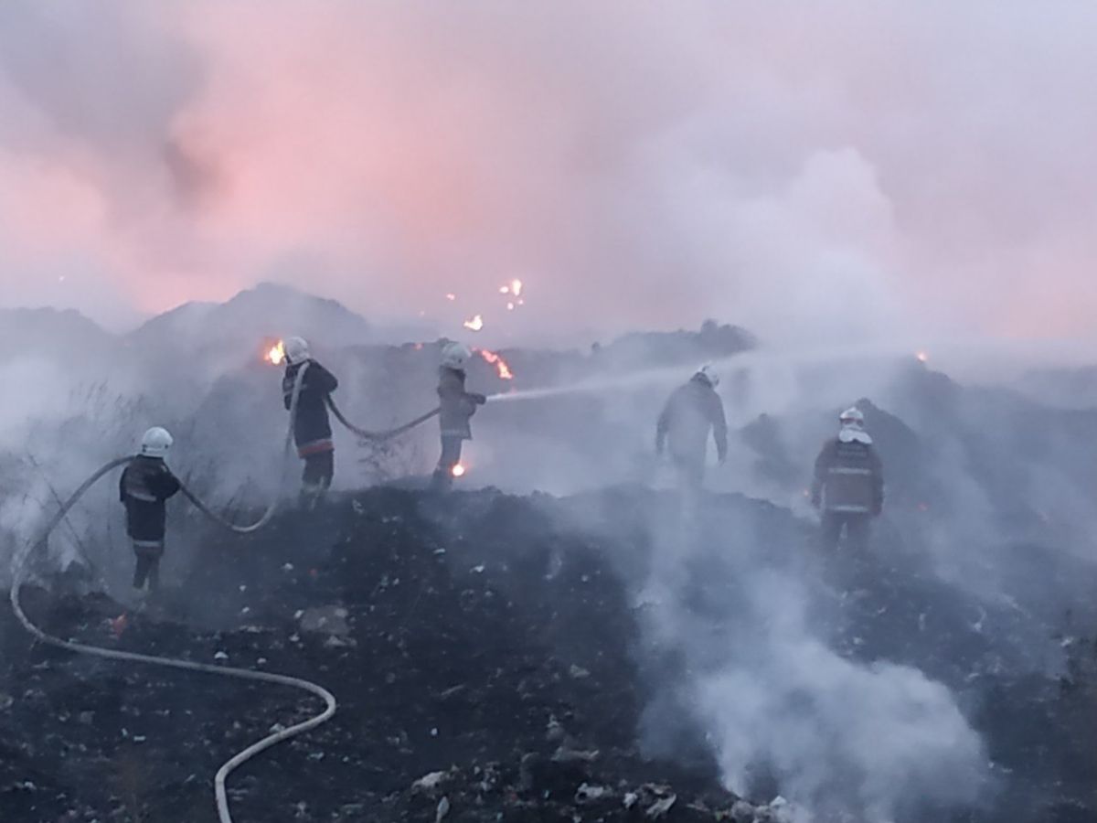 Пожежа під Полтавою гасять другий день.  Фото: прес-служба ГСЧС