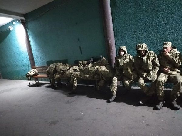 Військовослужбовці ЗСУ сплять на автовокзалі.  Фото: provce.ck.ua