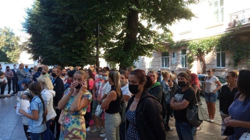 Под стенами Черновицкой ОДА прошла акция протеста. Фото: molbuk.ua