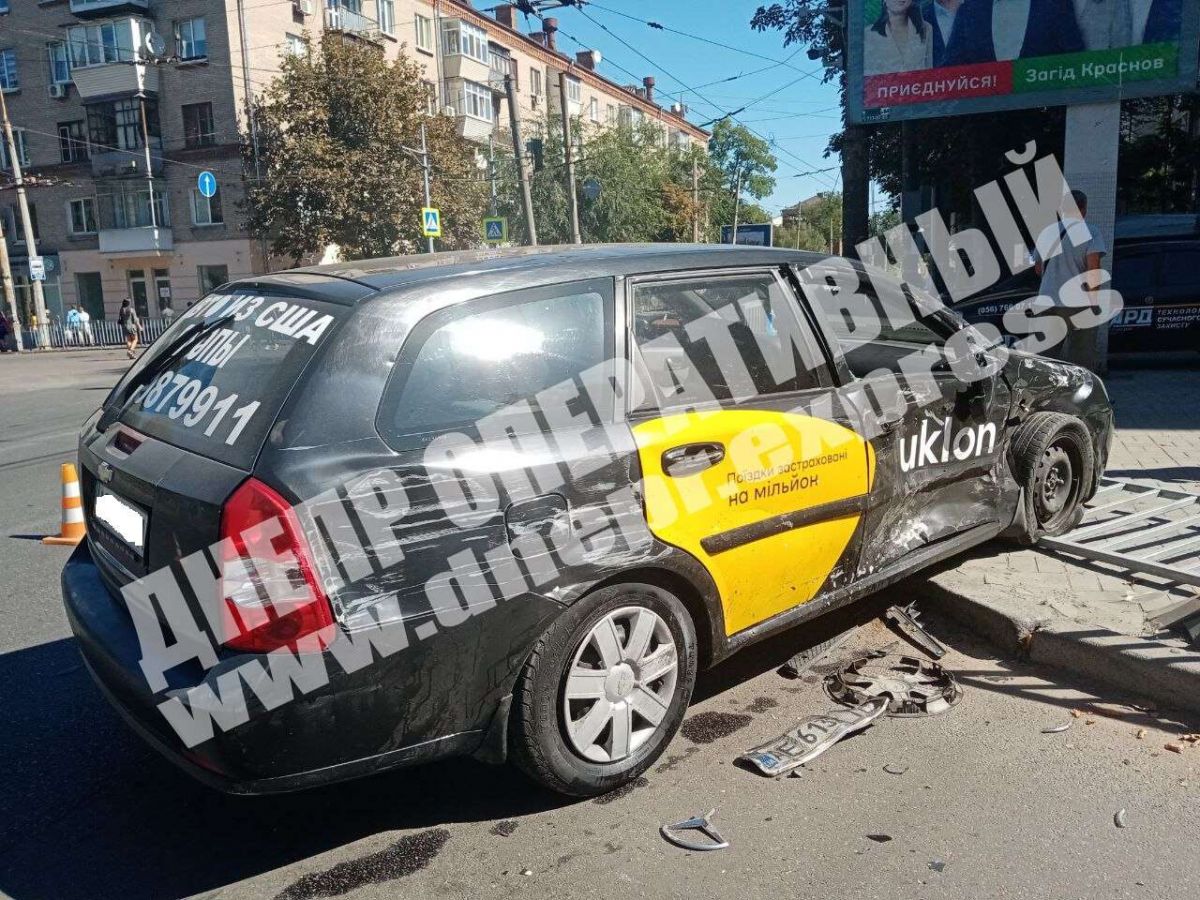 ДТП в Днипре. Один из участников аварии - таксист. Фото: Днепр оперативный