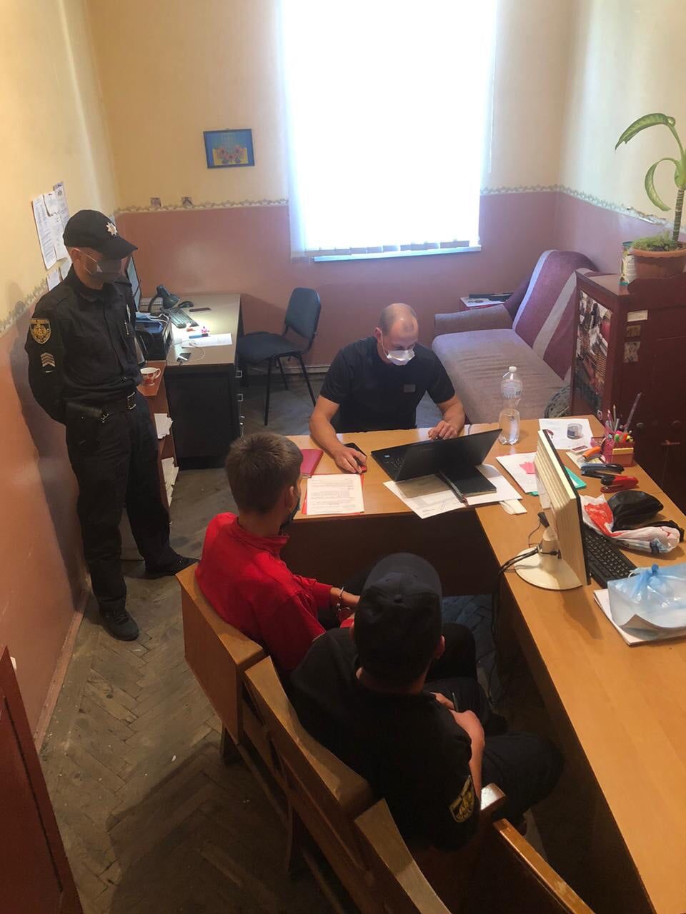 Задержанные подростки. Фото: пресс-служба полиции Львовской области