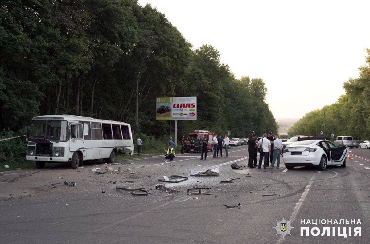 В аварию попали автобус и 