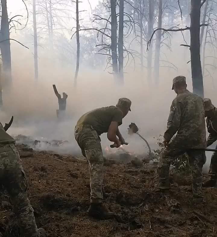 Тушение пожара. Фото: пресс-служба Сухопутных войск Вооруженных сил Украины