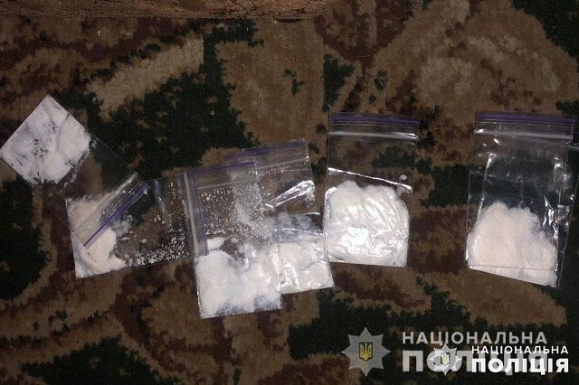 Наркотичні речовини, вилучені в ході обшуків.  Фото: npu.gov.ua