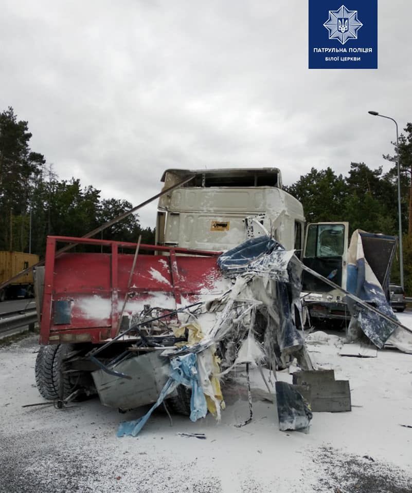 ДТП з двома фурами і мікроавтобусом.  Фото: Патрульна поліція Київської області.