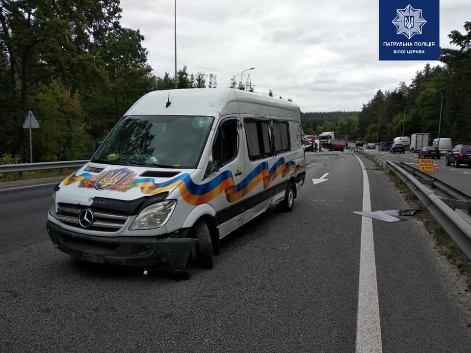 Мікроавтобус теж постраждав в ДТП.  Фото: Патрульна поліція Київської області.