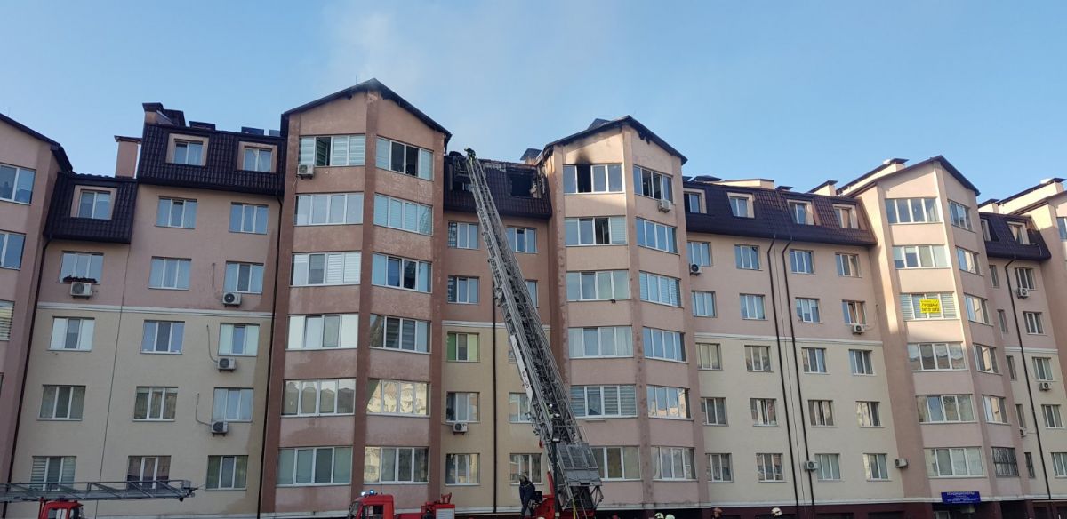 Пожар в Софиевской Борщаговке. Спасателям пришлось достать лестницу. Фото: ГСЧС