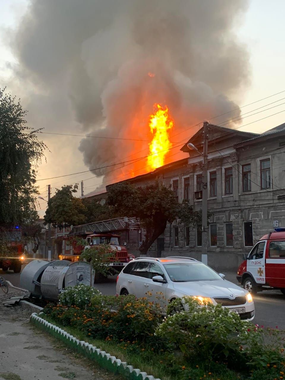 Стовп вогню видно з-за даху сусіднього будинку.  Фото: ГСЧС