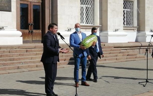 Шмигаль с арбузом. Фото: Укрінформ