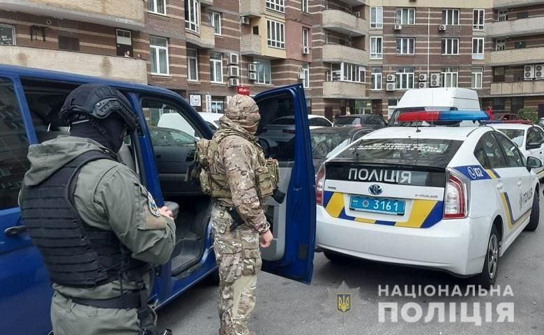 Штурм квартиры мошенника в Киеве. Фото: Пресс-служба Нацполиции в Киеве