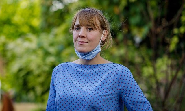 Еще один стиль ношения маски, когда уровень защищенности органов дыхания равен нулю. Фото: Sam Frost / The Guardian