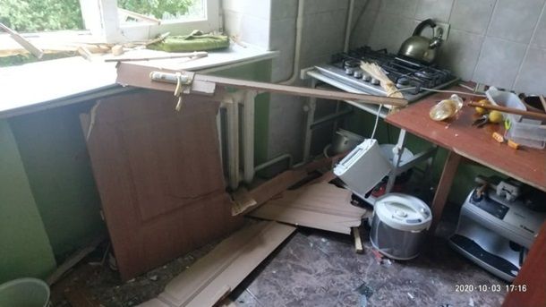 Взрывом выбило двери в одной из комнат. Фото: ГосЧС