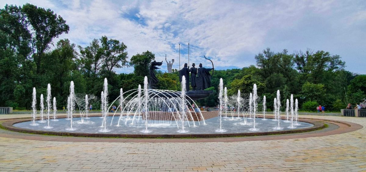Памятник основателям Киева с подсветкой. Фото: 