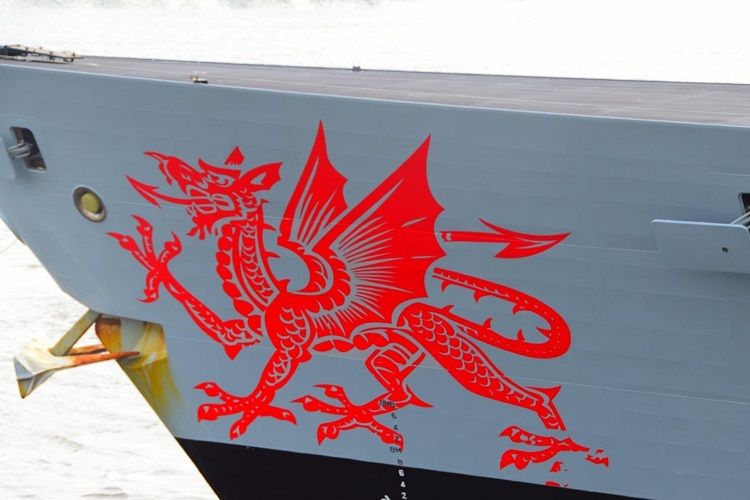 Красный валлийский дракон на носу HMS Dragon. Фото: www.mil.gov.ua